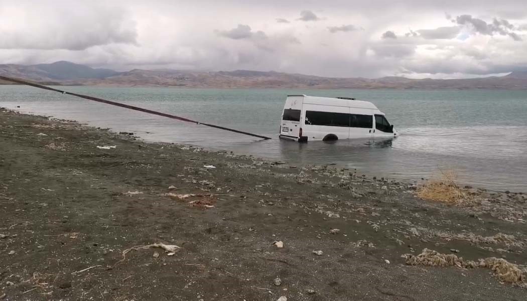 Van’da minibüs Erçek Gölü’ne uçtu: Sürücü göle uçan minibüsten kendi imkanları ile çıktı
