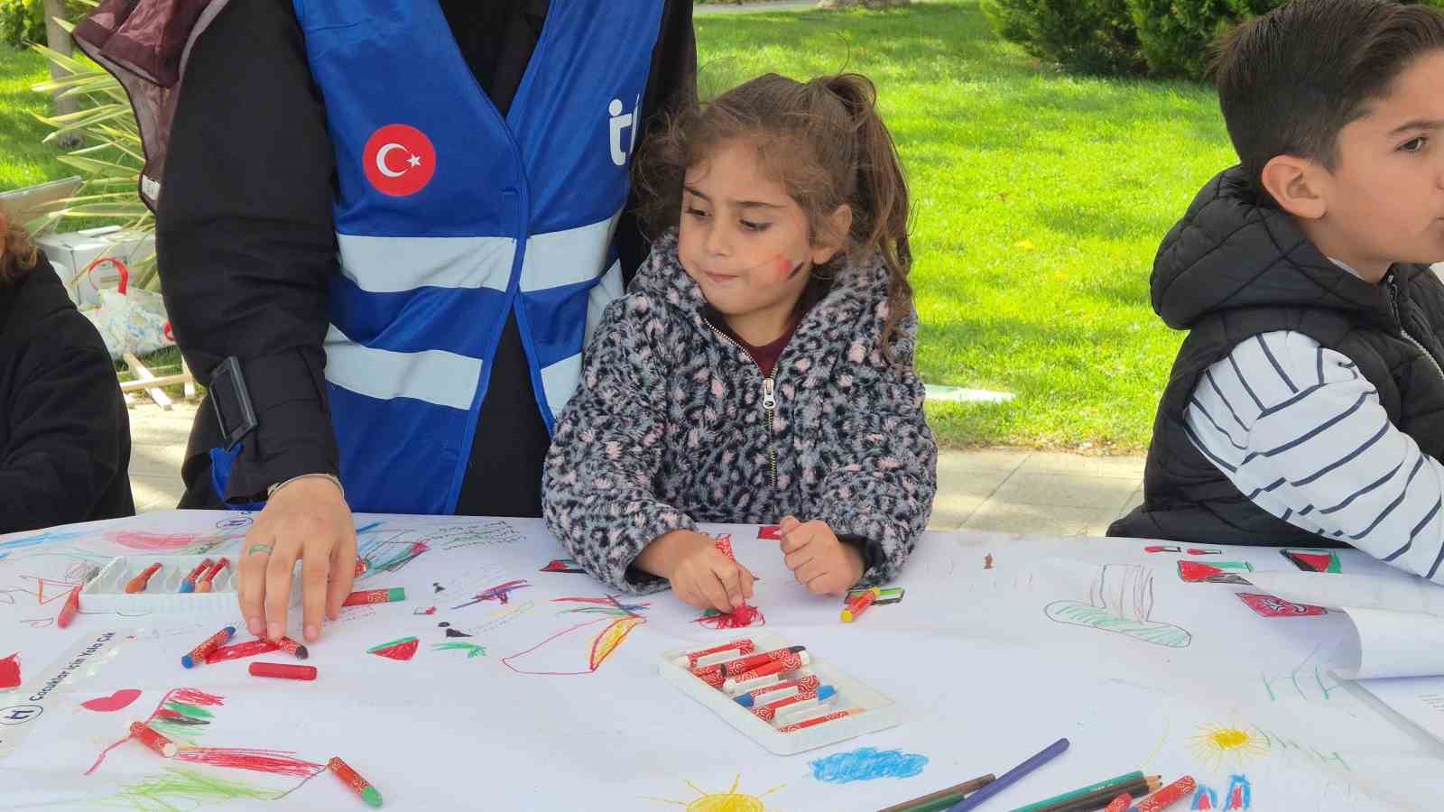 Tekirdağ’da Filistinli çocuklar için çizdiler