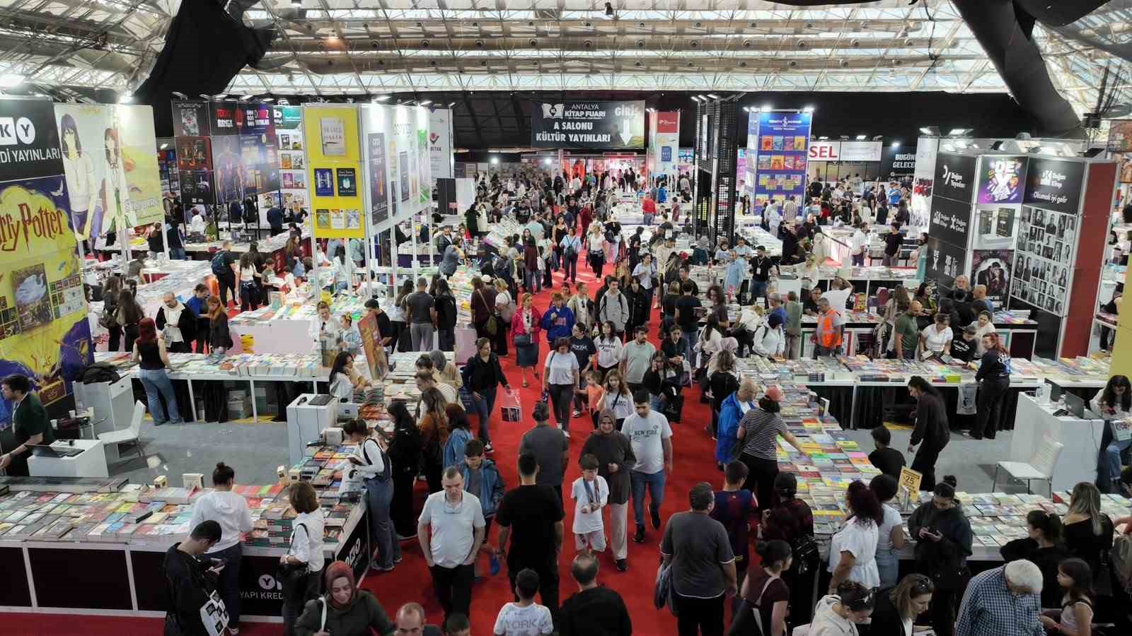 Antalya Kitap Fuarı’nda ikinci gün yoğunluğu