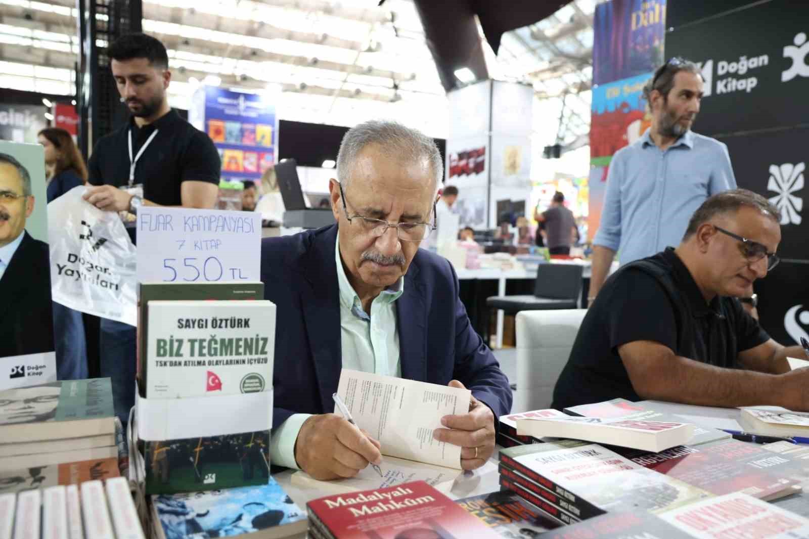 Antalya Kitap Fuarı’nda ikinci gün yoğunluğu