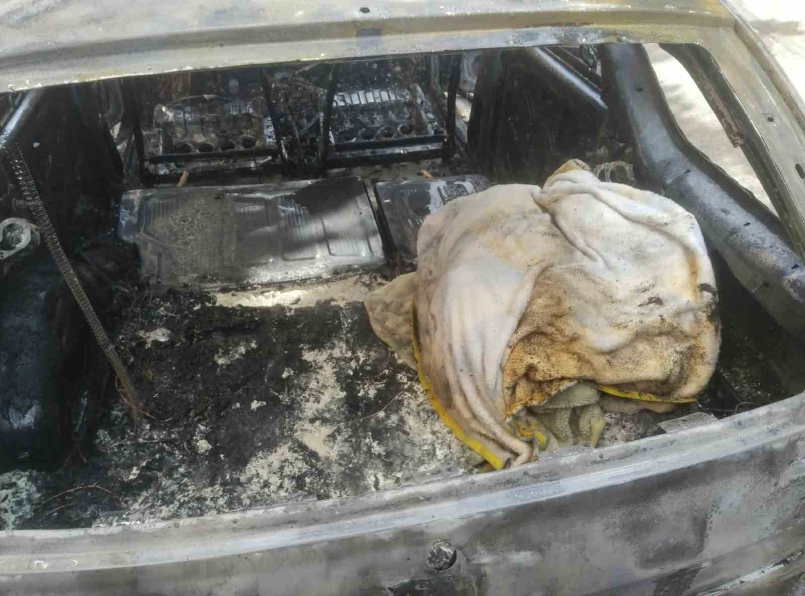 Kundaklandığı iddia edilen otomobil küle döndü