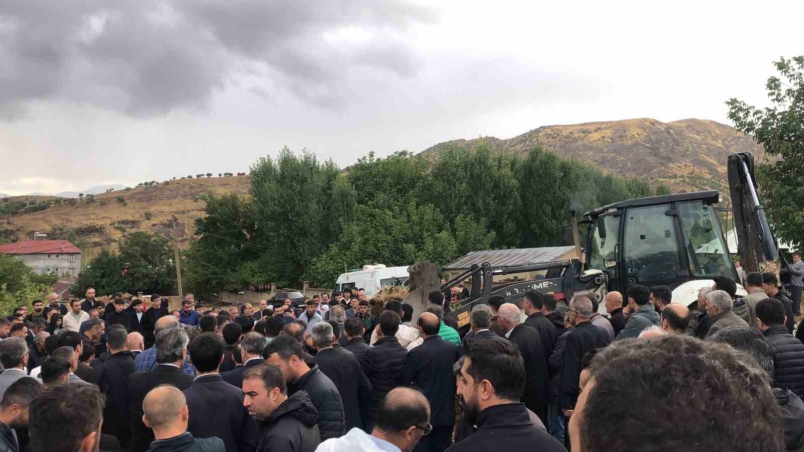 Asansör kazasında hayatını kaybeden öğrenci gözyaşlarıyla toprağa verildi