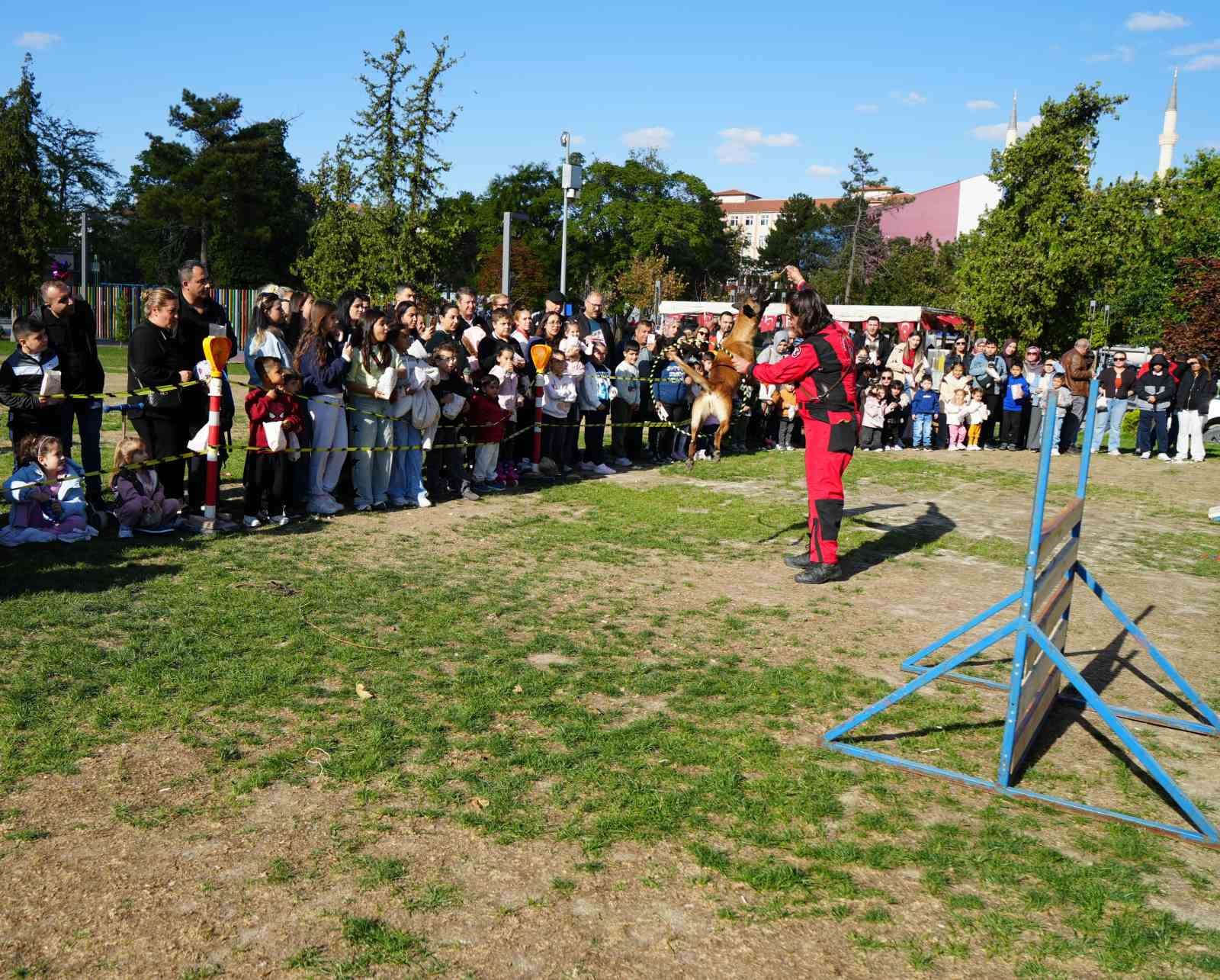 K9 köpekler hünerlerini sergiledi: Saklanan çocukları saniyeler içinde buldular