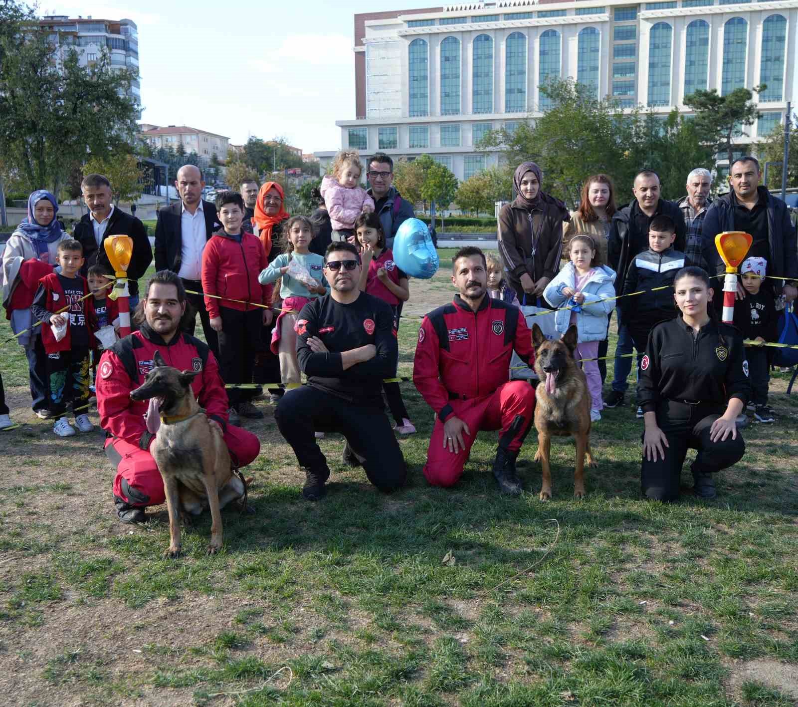 K9 köpekler hünerlerini sergiledi: Saklanan çocukları saniyeler içinde buldular