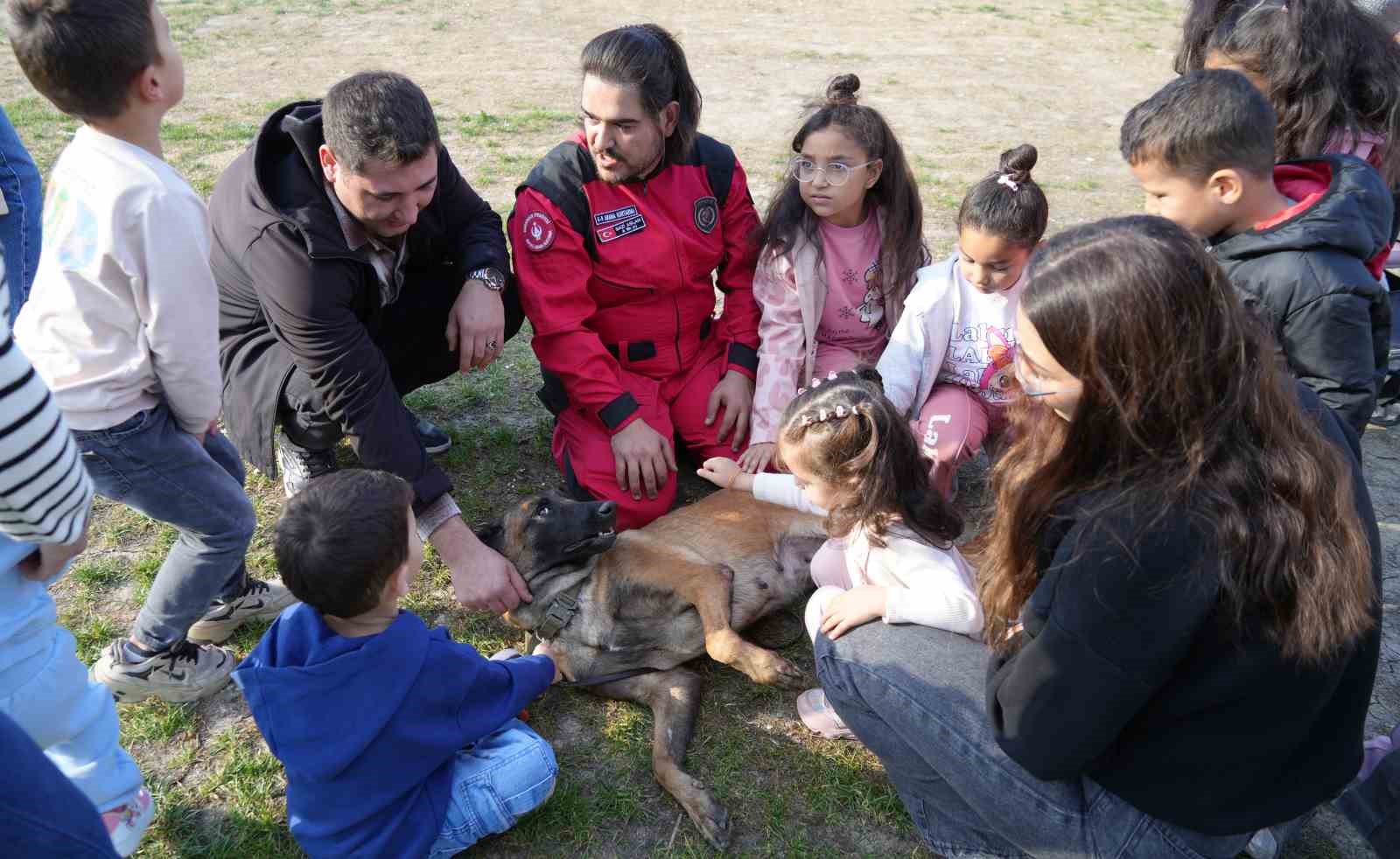 K9 köpekler hünerlerini sergiledi: Saklanan çocukları saniyeler içinde buldular