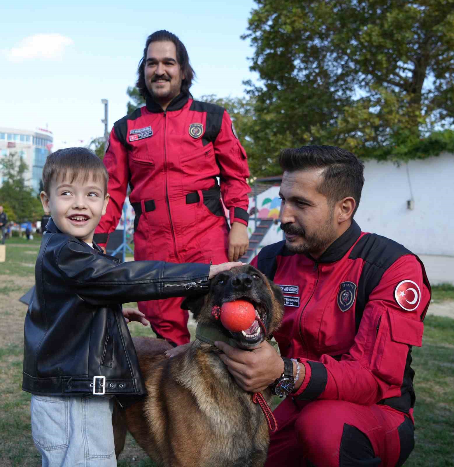 K9 köpekler hünerlerini sergiledi: Saklanan çocukları saniyeler içinde buldular