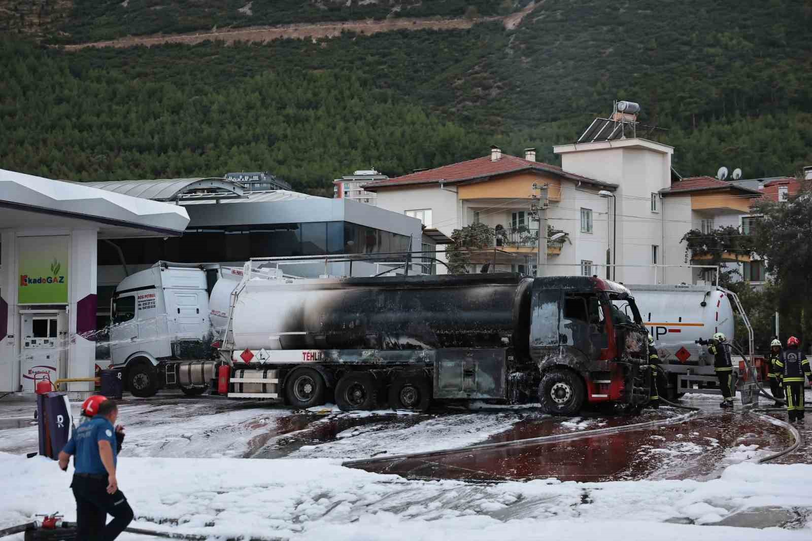 Başkan Çavuşoğlu yangının ardından işletme sahipleri ve çalışanları ziyaret etti