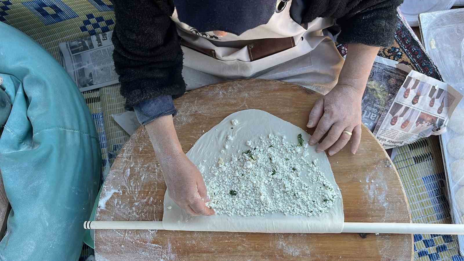 Aileler ve çocuklar, kışlık yiyeceklerini birlikte hazırladı