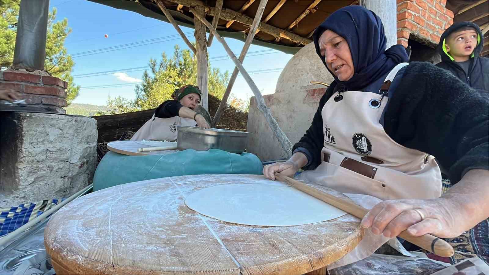 Aileler ve çocuklar, kışlık yiyeceklerini birlikte hazırladı