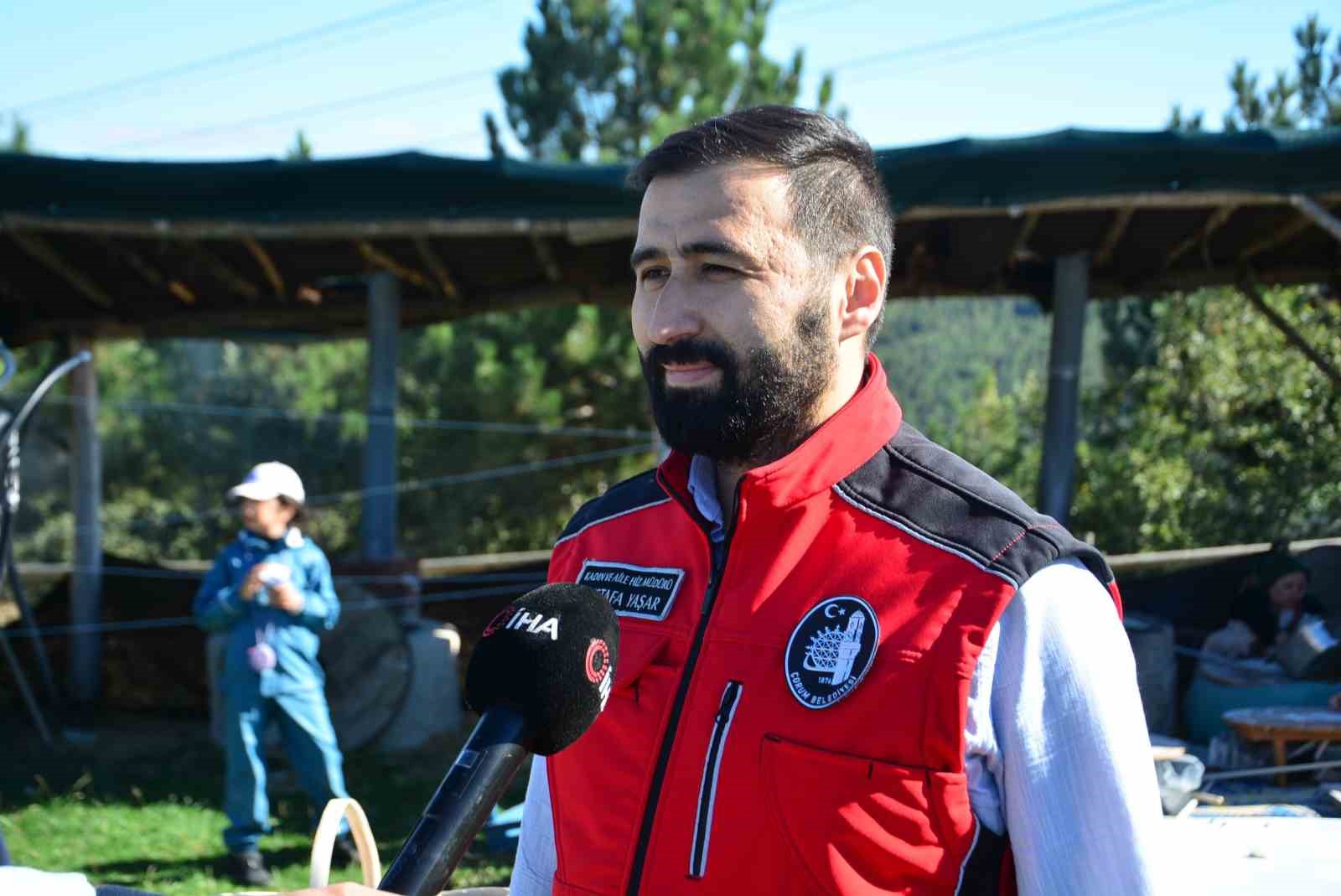 Aileler ve çocuklar, kışlık yiyeceklerini birlikte hazırladı