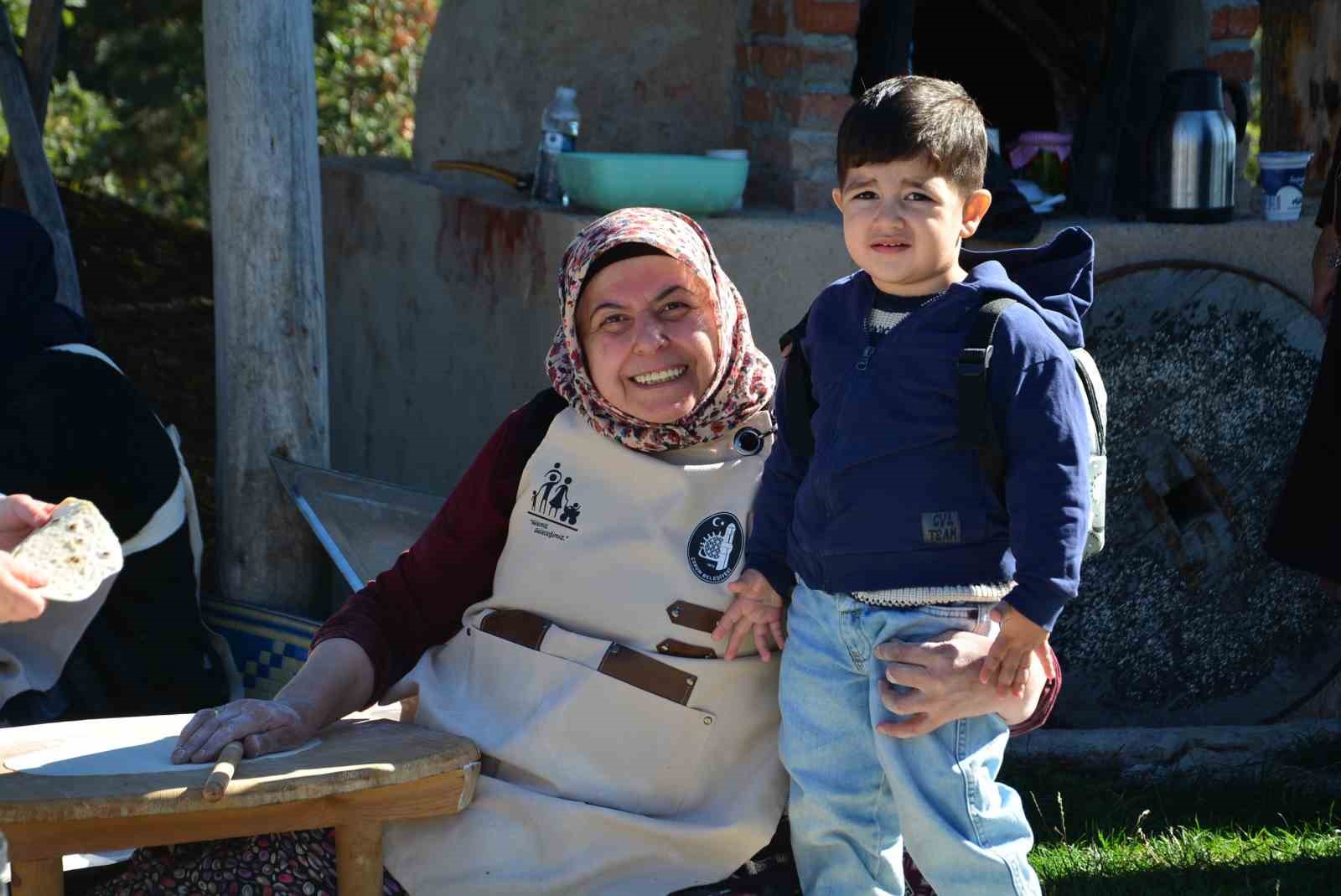 Aileler ve çocuklar, kışlık yiyeceklerini birlikte hazırladı
