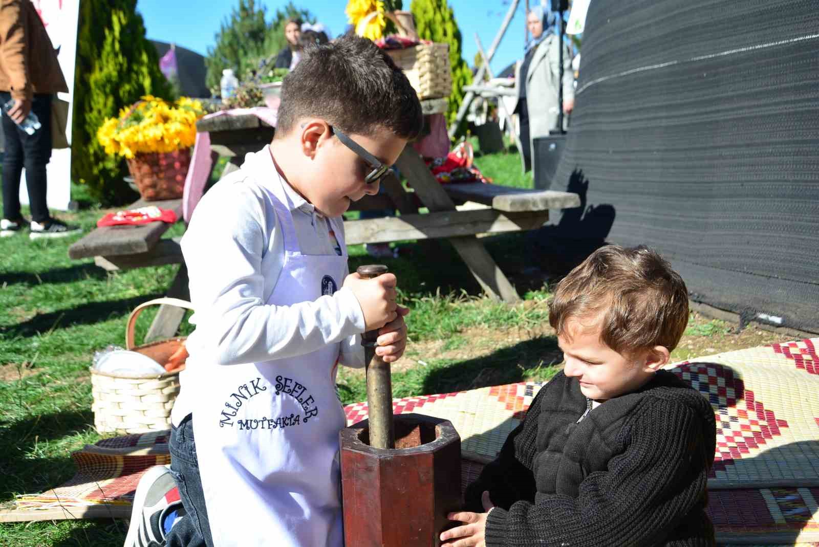 Aileler ve çocuklar, kışlık yiyeceklerini birlikte hazırladı