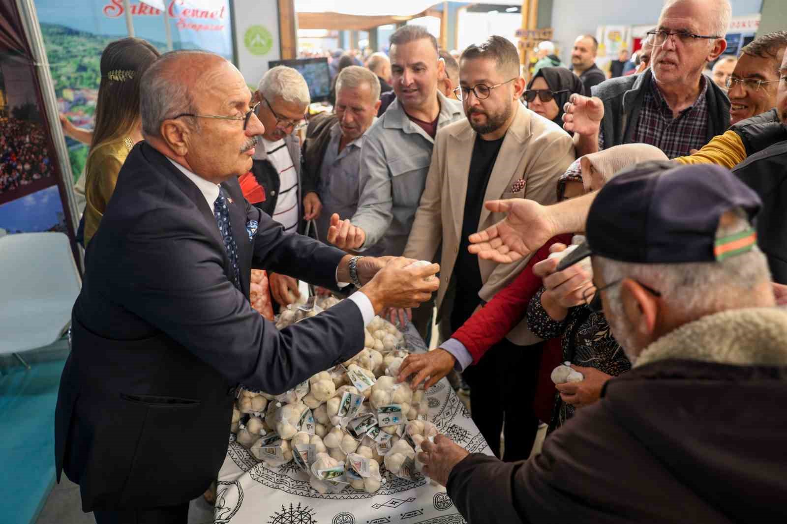 Başkan Arslan, Ankara’da vatandaşlarla Taşköprü sarımsağı dağıttı
