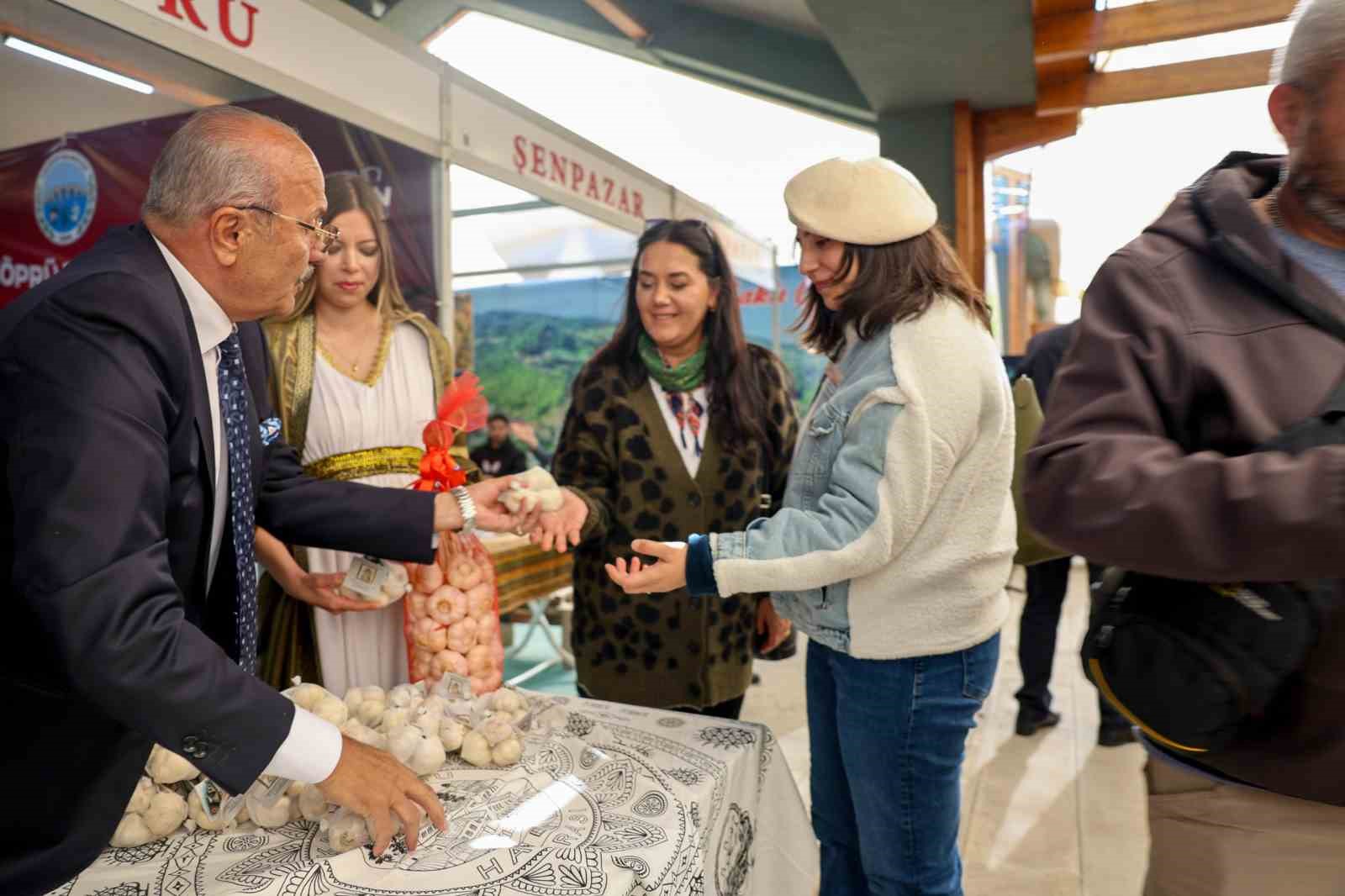 Başkan Arslan, Ankara’da vatandaşlarla Taşköprü sarımsağı dağıttı