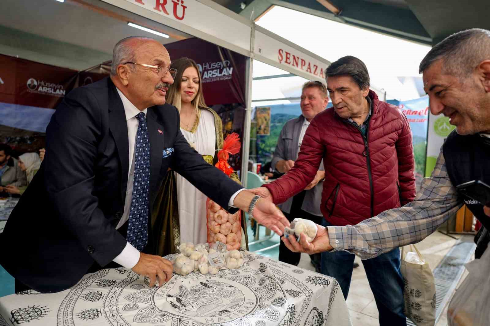 Başkan Arslan, Ankara’da vatandaşlarla Taşköprü sarımsağı dağıttı