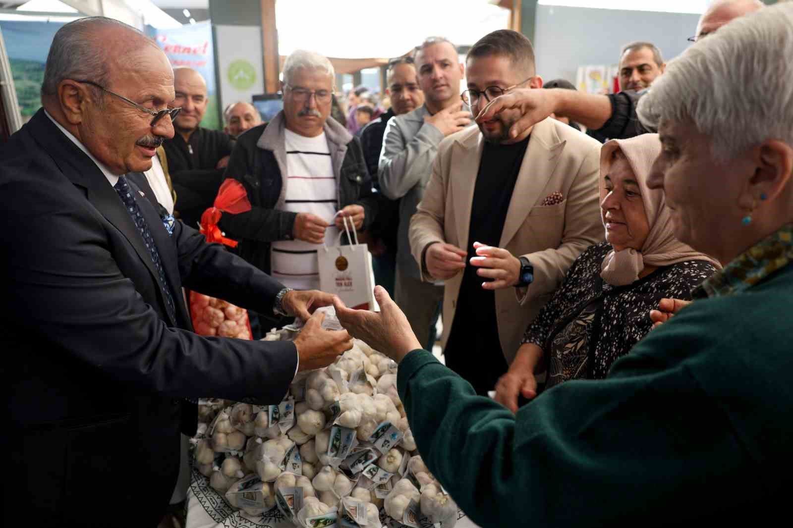 Başkan Arslan, Ankara’da vatandaşlarla Taşköprü sarımsağı dağıttı