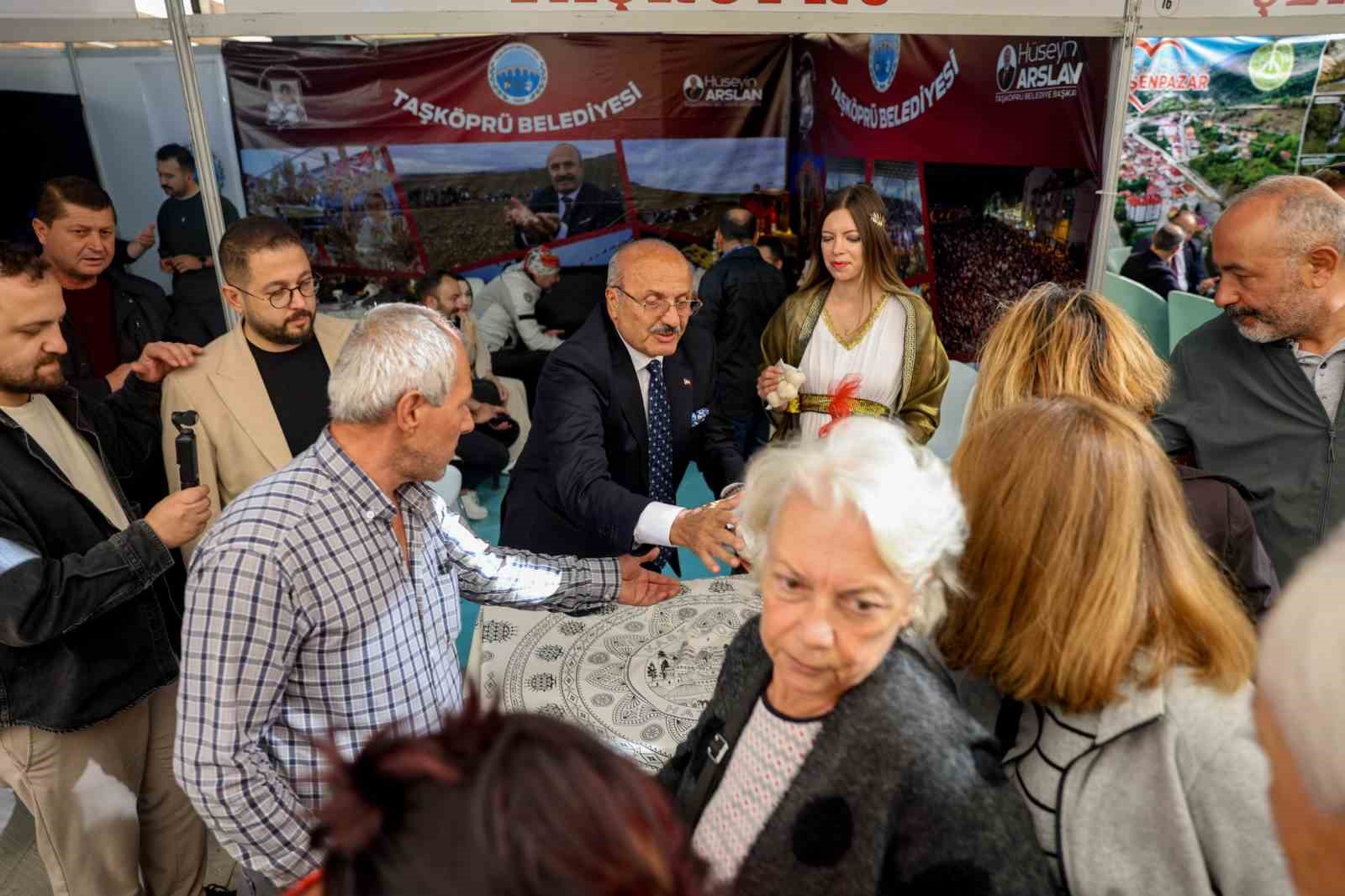 Başkan Arslan, Ankara’da vatandaşlarla Taşköprü sarımsağı dağıttı