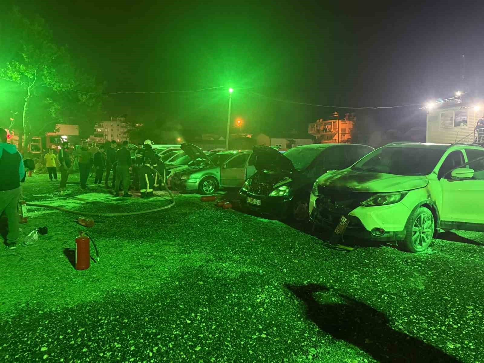 Elinde benzin bidonuyla gelip galerideki 6 aracı ateşe verdi