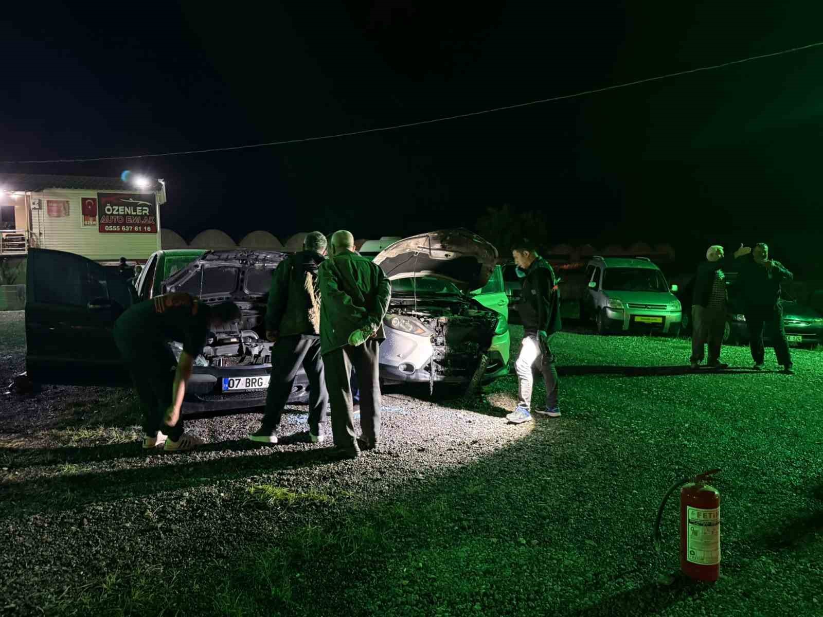 Elinde benzin bidonuyla gelip galerideki 6 aracı ateşe verdi