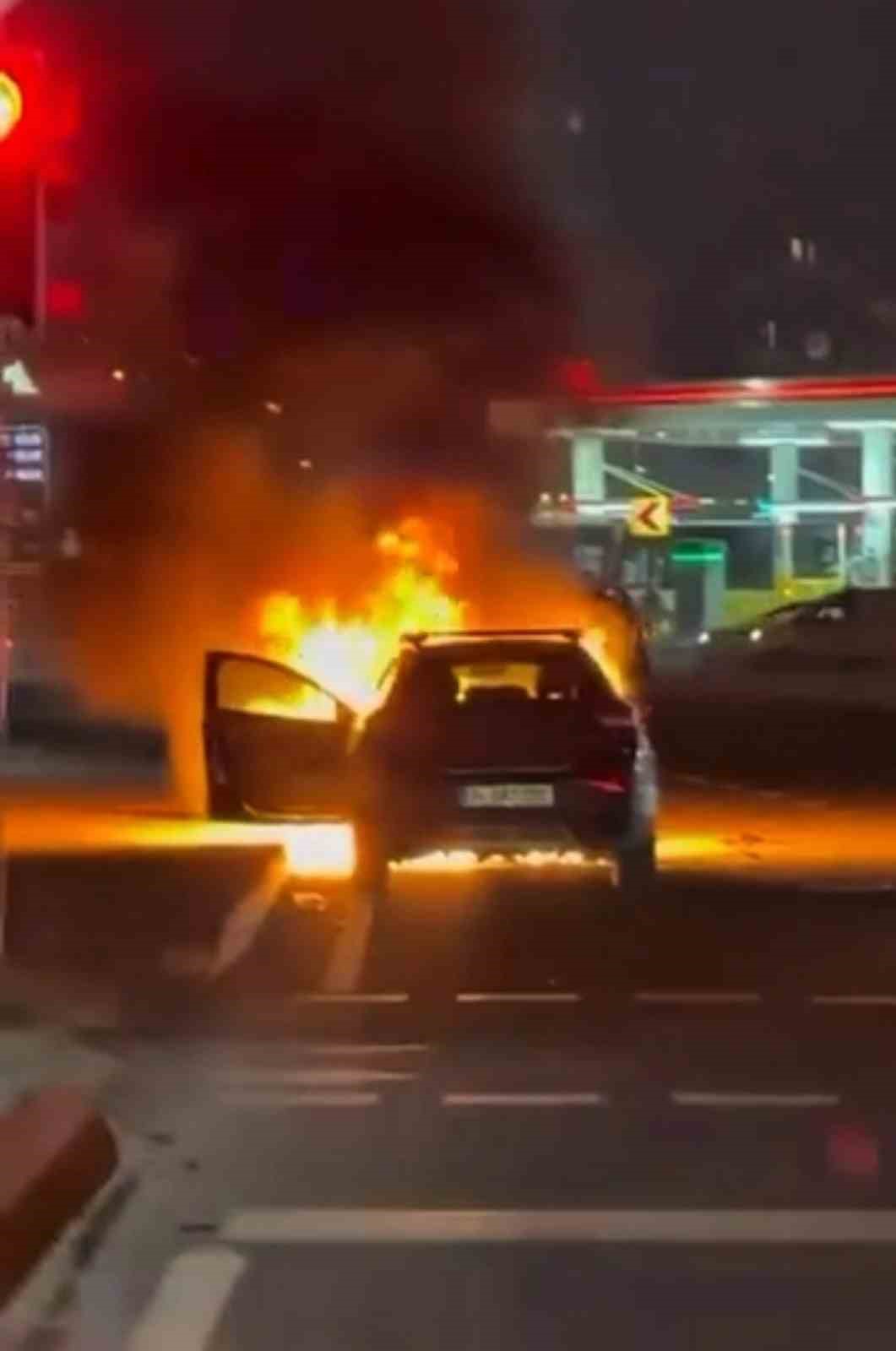 Kağıthane’de otomobil alevlere teslim oldu