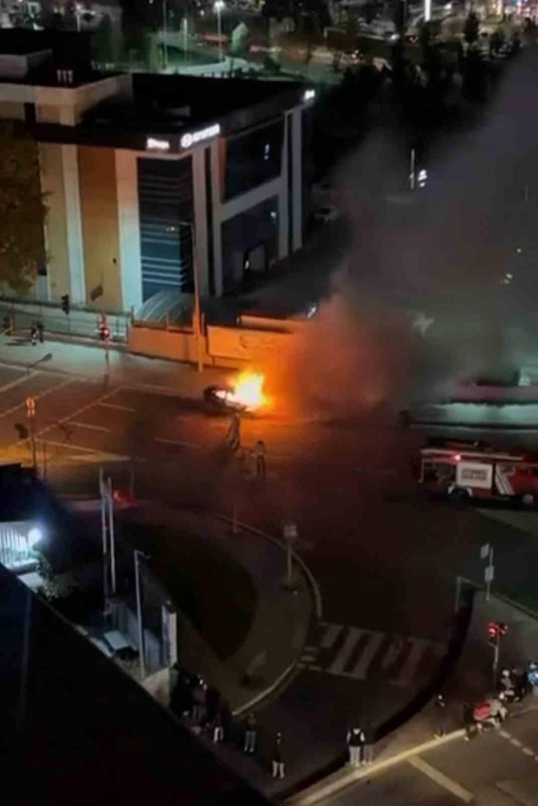 Kağıthane’de otomobil alevlere teslim oldu