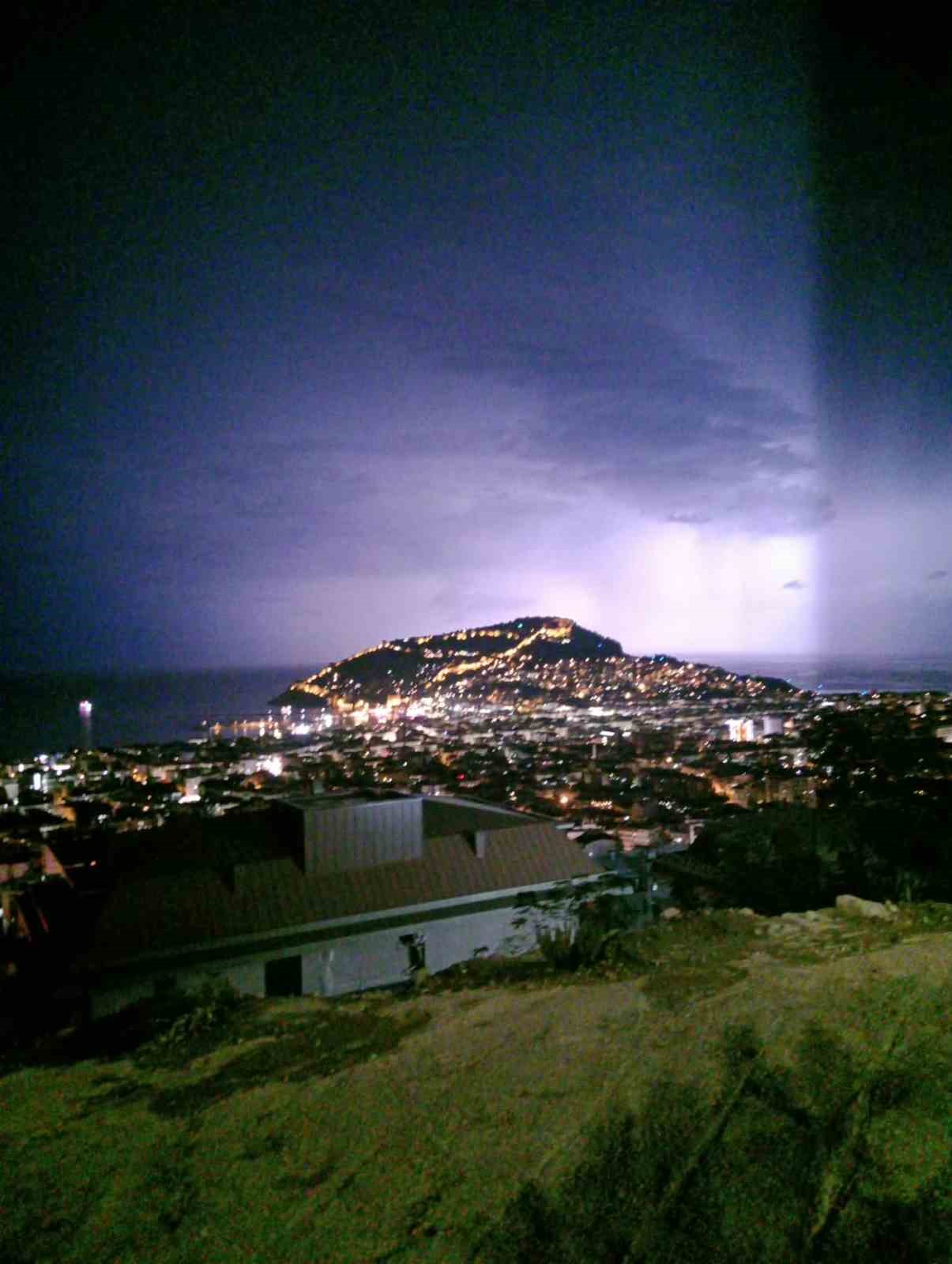 Alanya’da şimşekler geceyi gündüze çevirdi