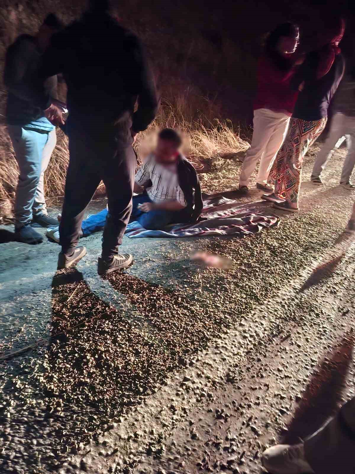 Kontrolden çıkan kum yüklü tır devrildi: 1 yaralı