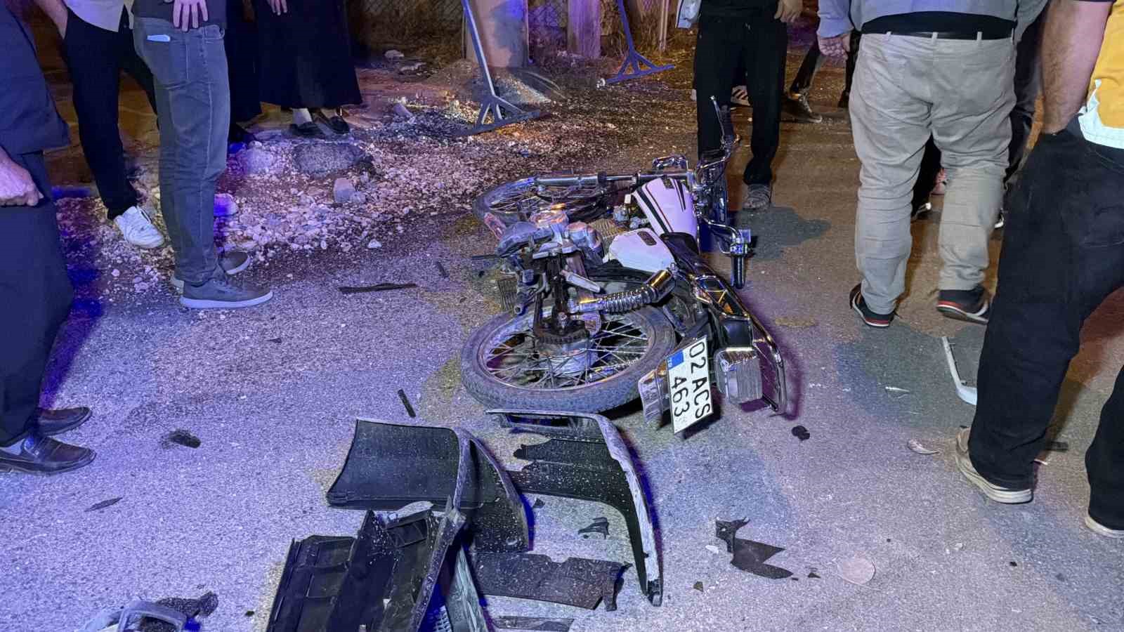 Motosiklet ile otomobil çarpıştı: 2 yaralı