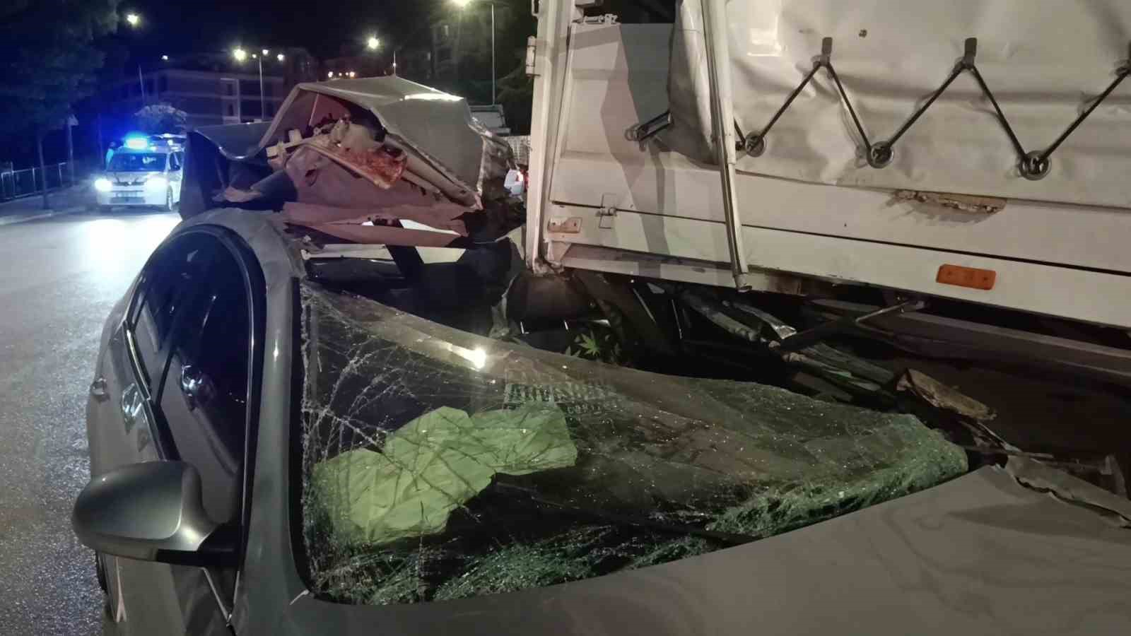 Amasya’da kamyonete çarpan otomobil hurdaya döndü: 1 yaralı