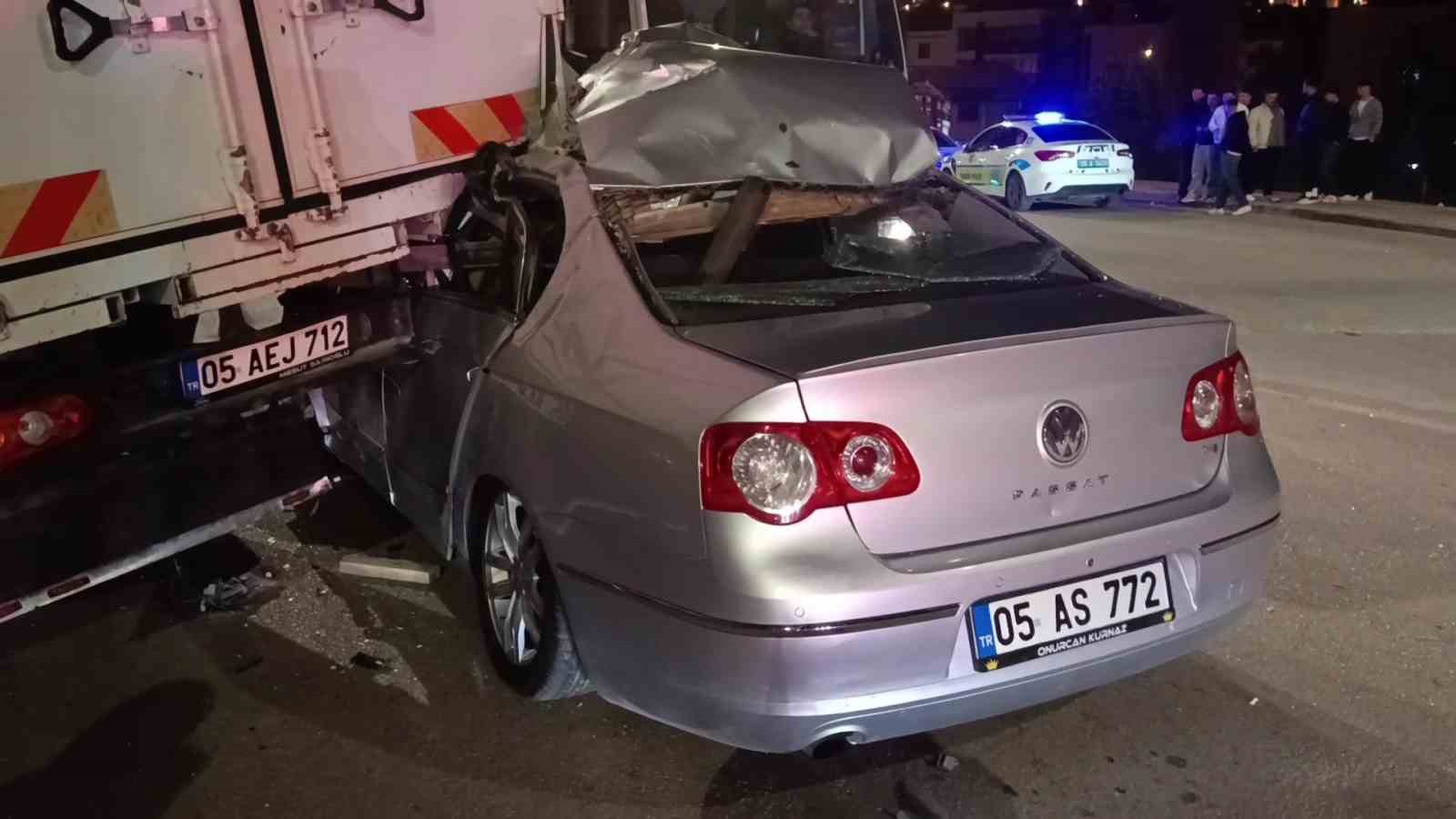 Amasya’da kamyonete çarpan otomobil hurdaya döndü: 1 yaralı