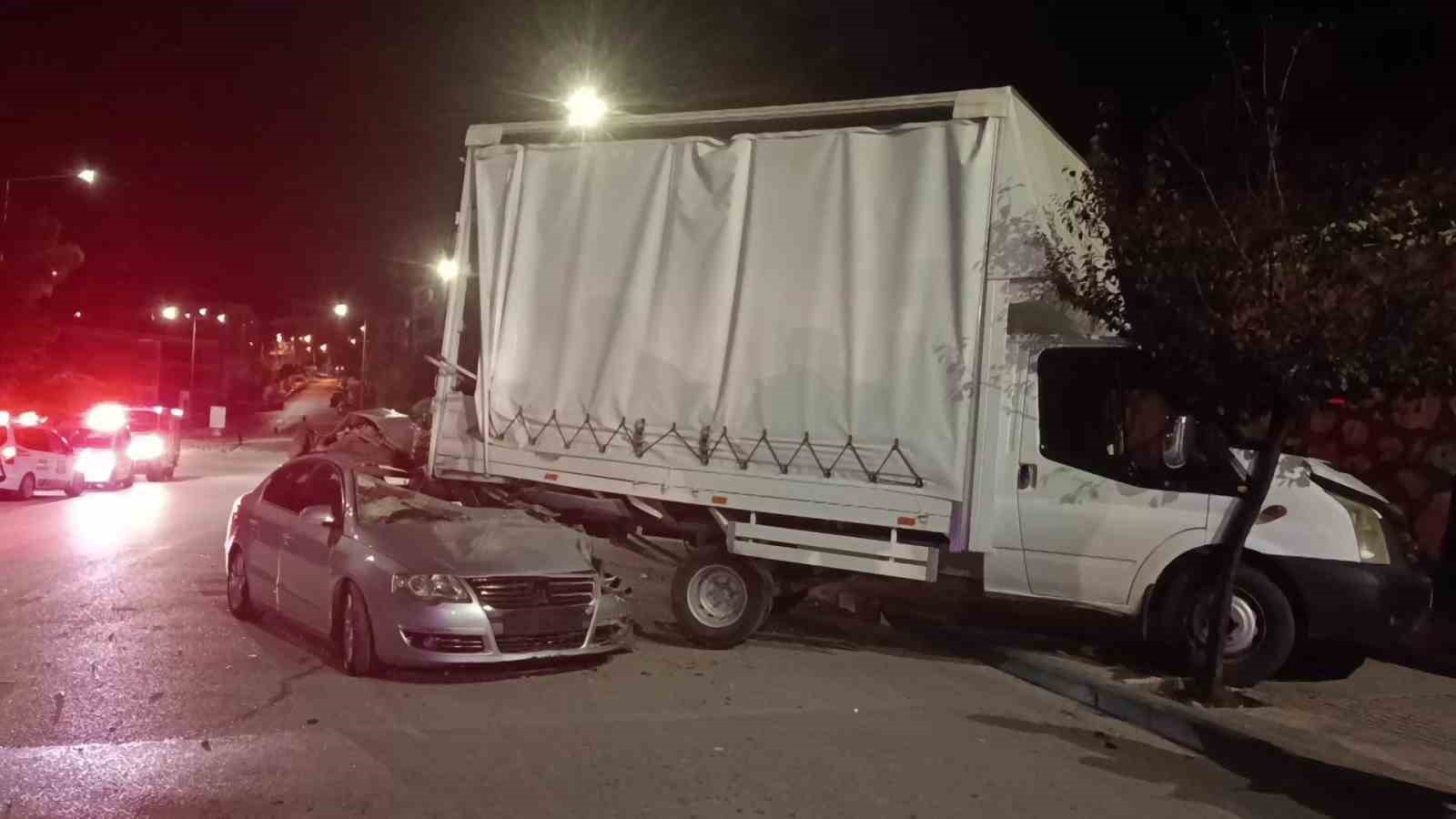 Amasya’da kamyonete çarpan otomobil hurdaya döndü: 1 yaralı