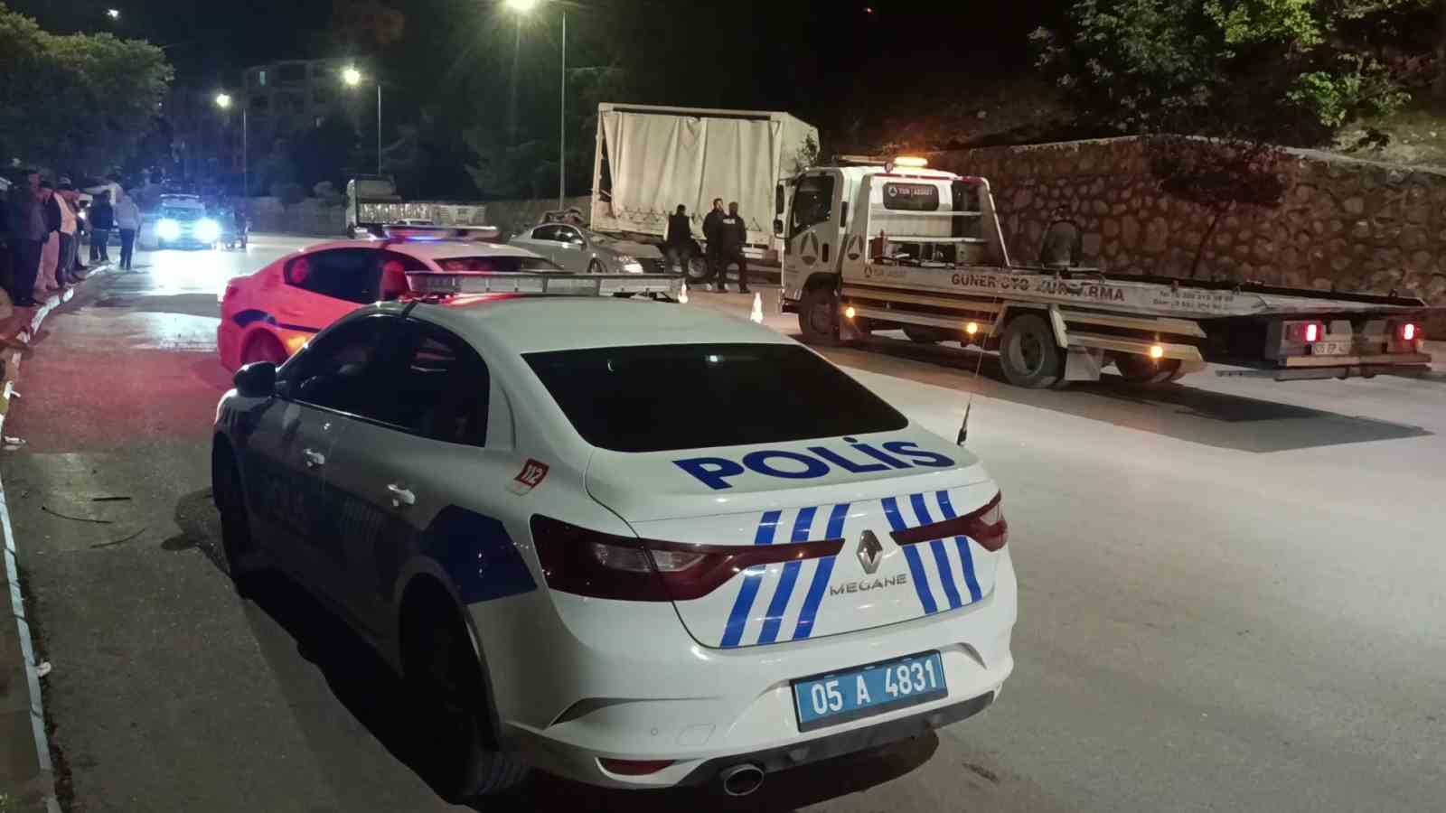 Amasya’da kamyonete çarpan otomobil hurdaya döndü: 1 yaralı