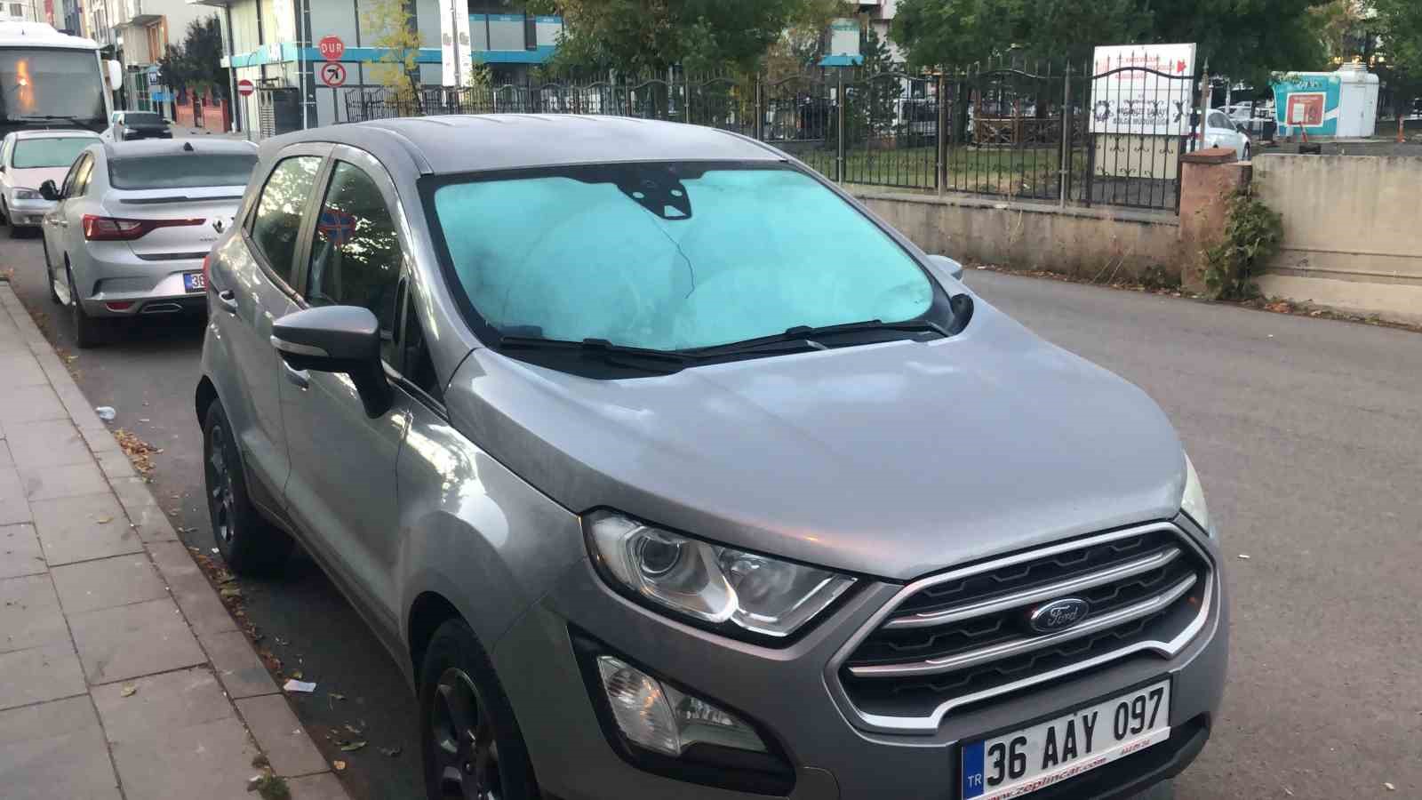 Kars sabaha buzla uyandı: Eksi 7 derecede araçların camları dondu