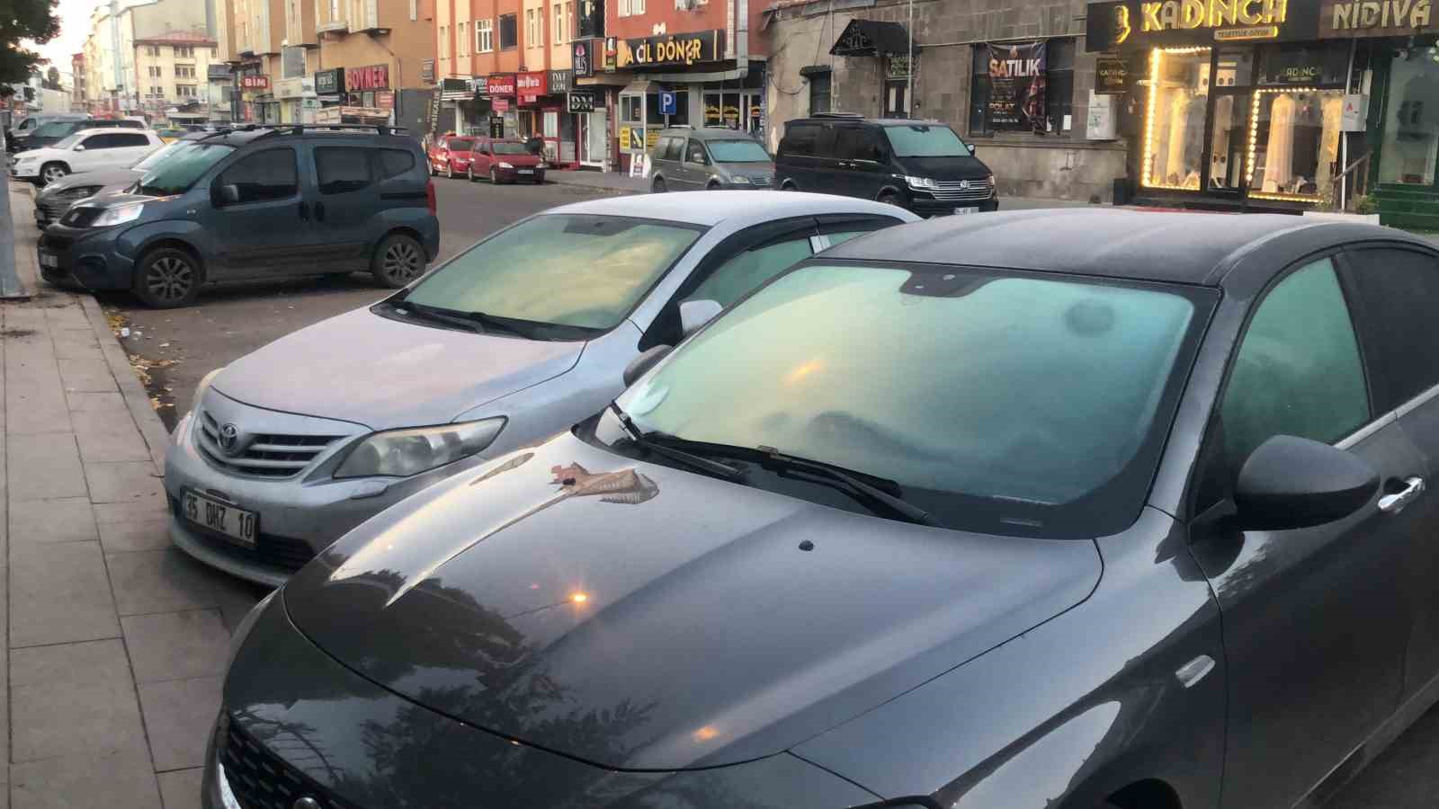 Kars sabaha buzla uyandı: Eksi 7 derecede araçların camları dondu