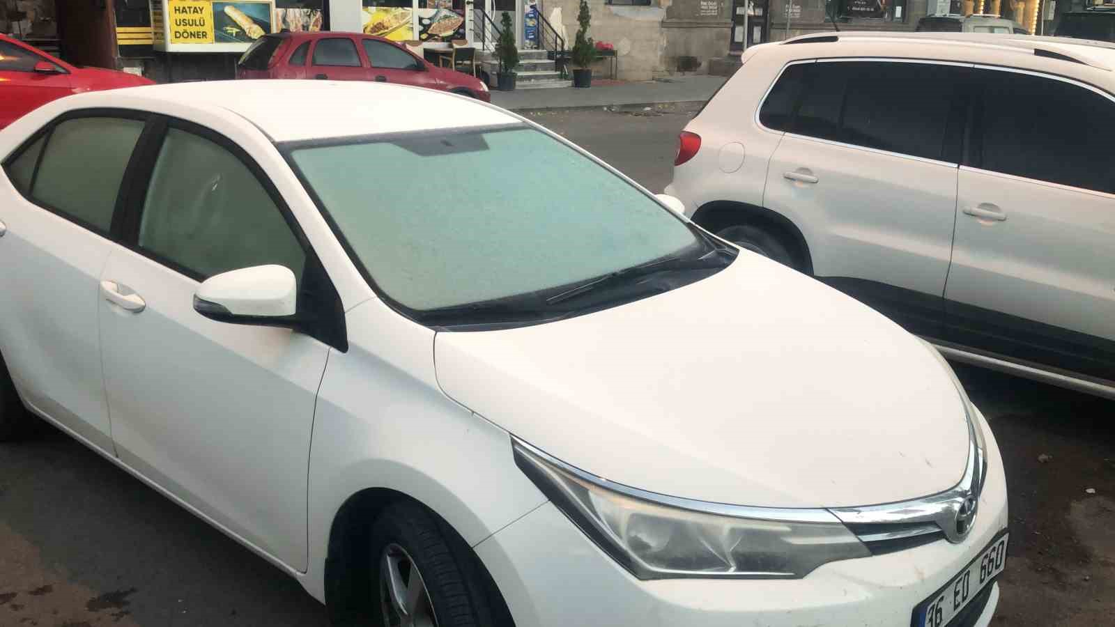 Kars sabaha buzla uyandı: Eksi 7 derecede araçların camları dondu