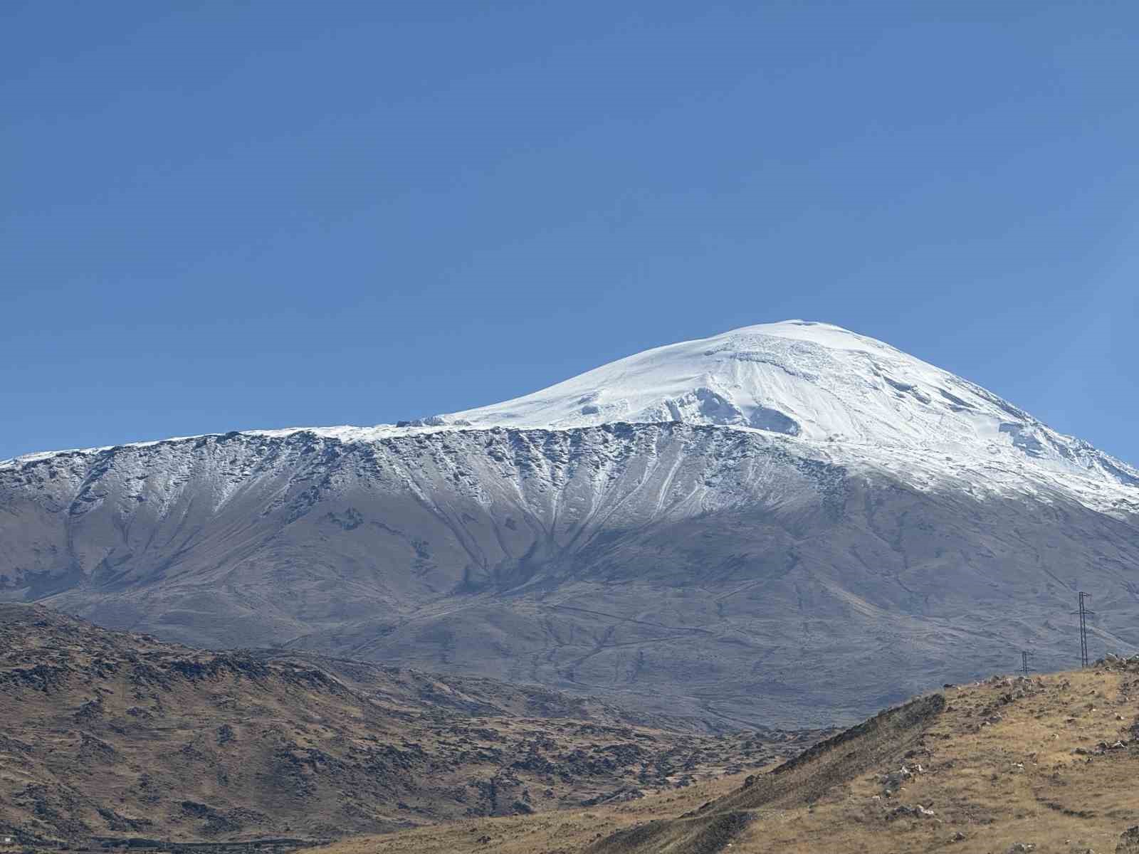 Ağrı Dağı beyaza büründü
