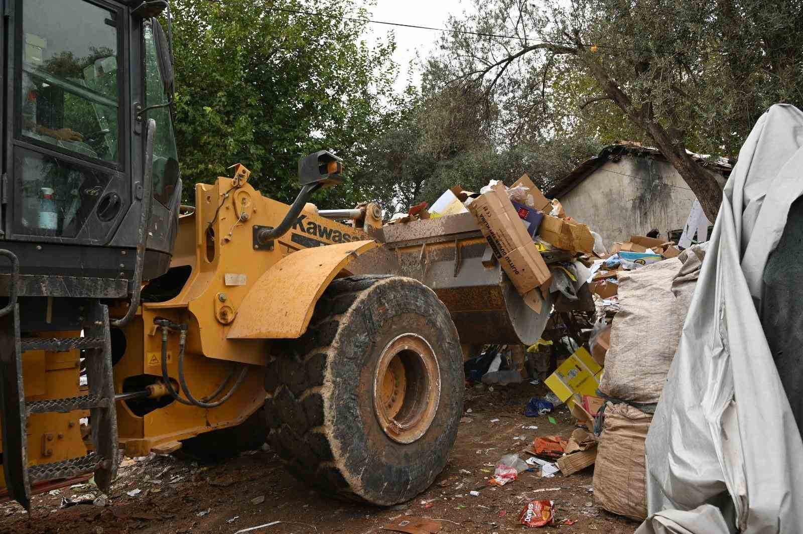 Kepez’de çöp ev operasyonu: 8 kamyon atık çıkarıldı