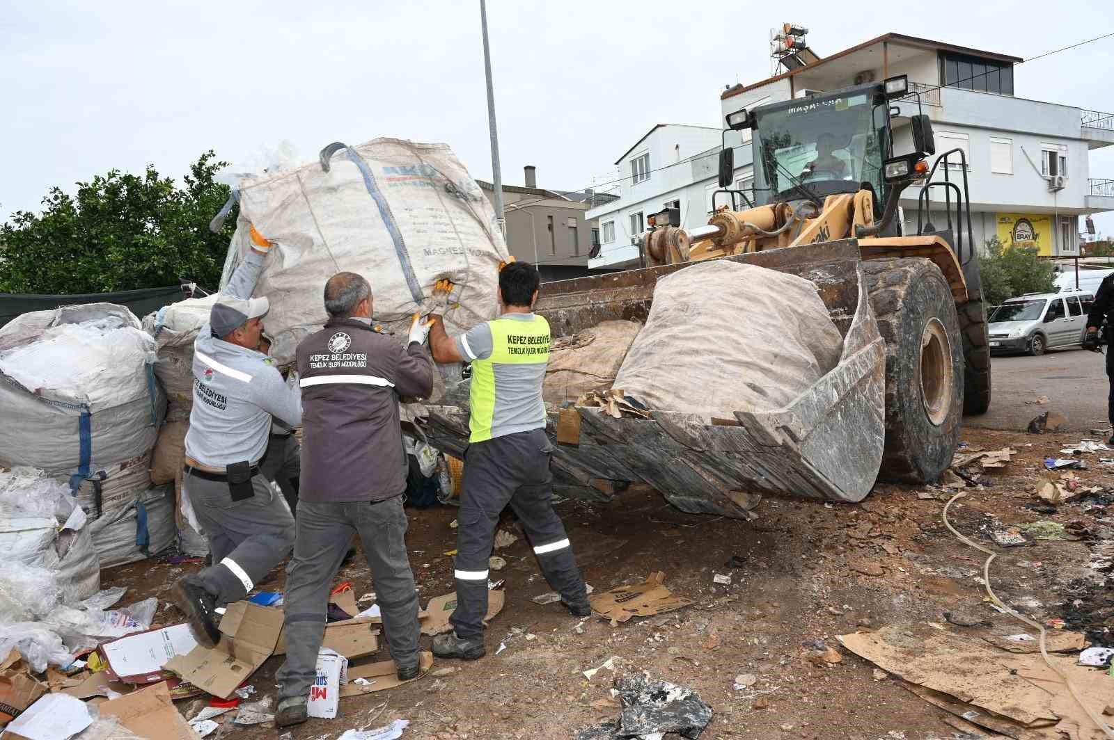 Kepez’de çöp ev operasyonu: 8 kamyon atık çıkarıldı