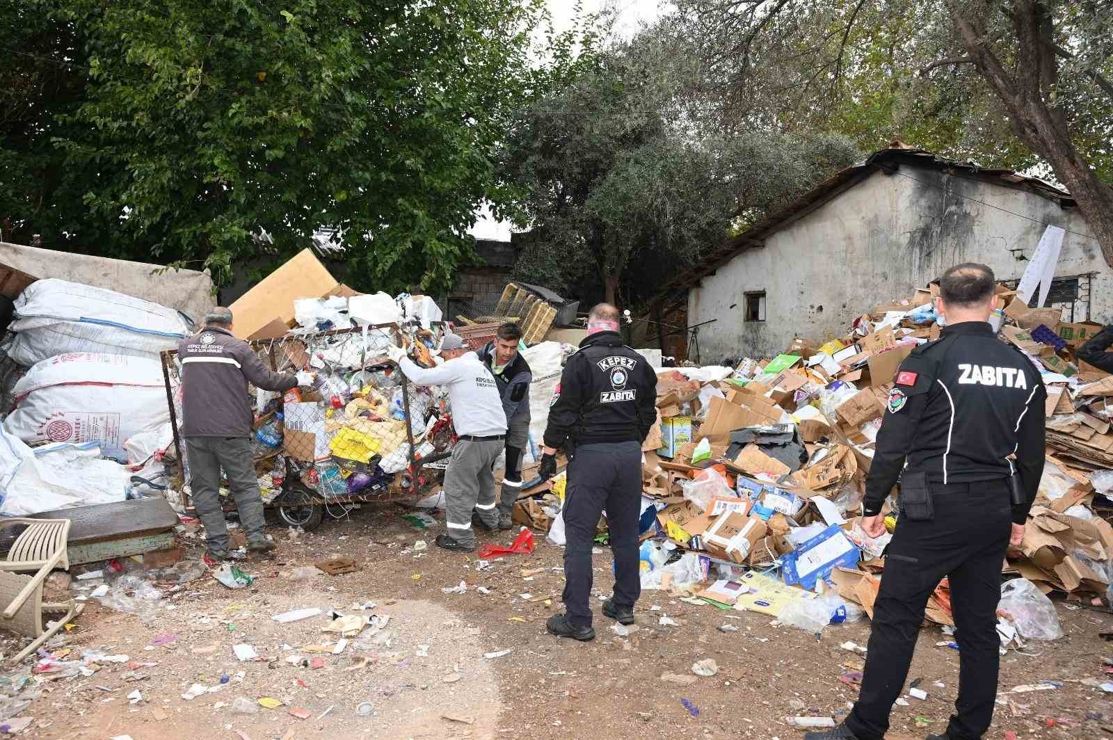 Kepez’de çöp ev operasyonu: 8 kamyon atık çıkarıldı