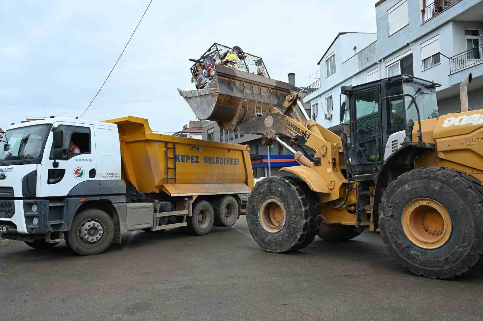 Kepez’de çöp ev operasyonu: 8 kamyon atık çıkarıldı