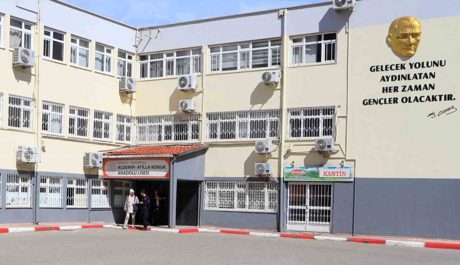 KPSS sınavı yapılan okulda kilitli kalan vatandaş kurtarıldı