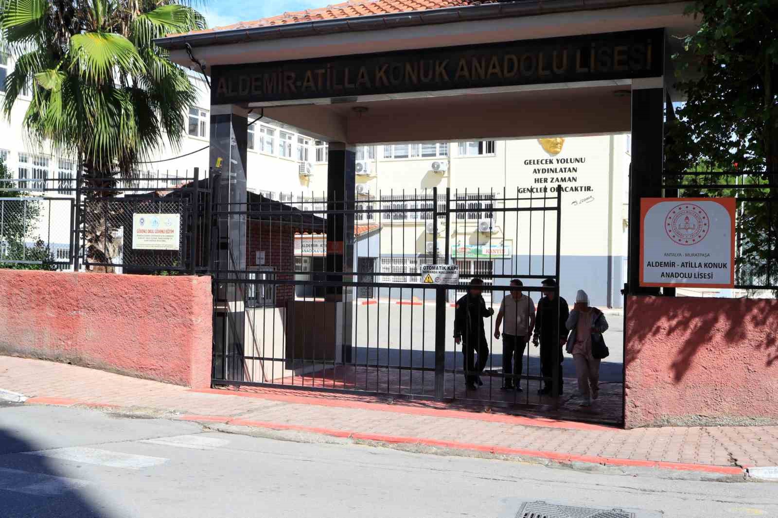 KPSS sınavı yapılan okulda kilitli kalan vatandaş kurtarıldı