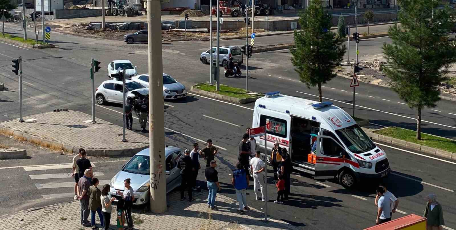 Diyarbakır’da iki araç çarpıştı: 3 yaralı