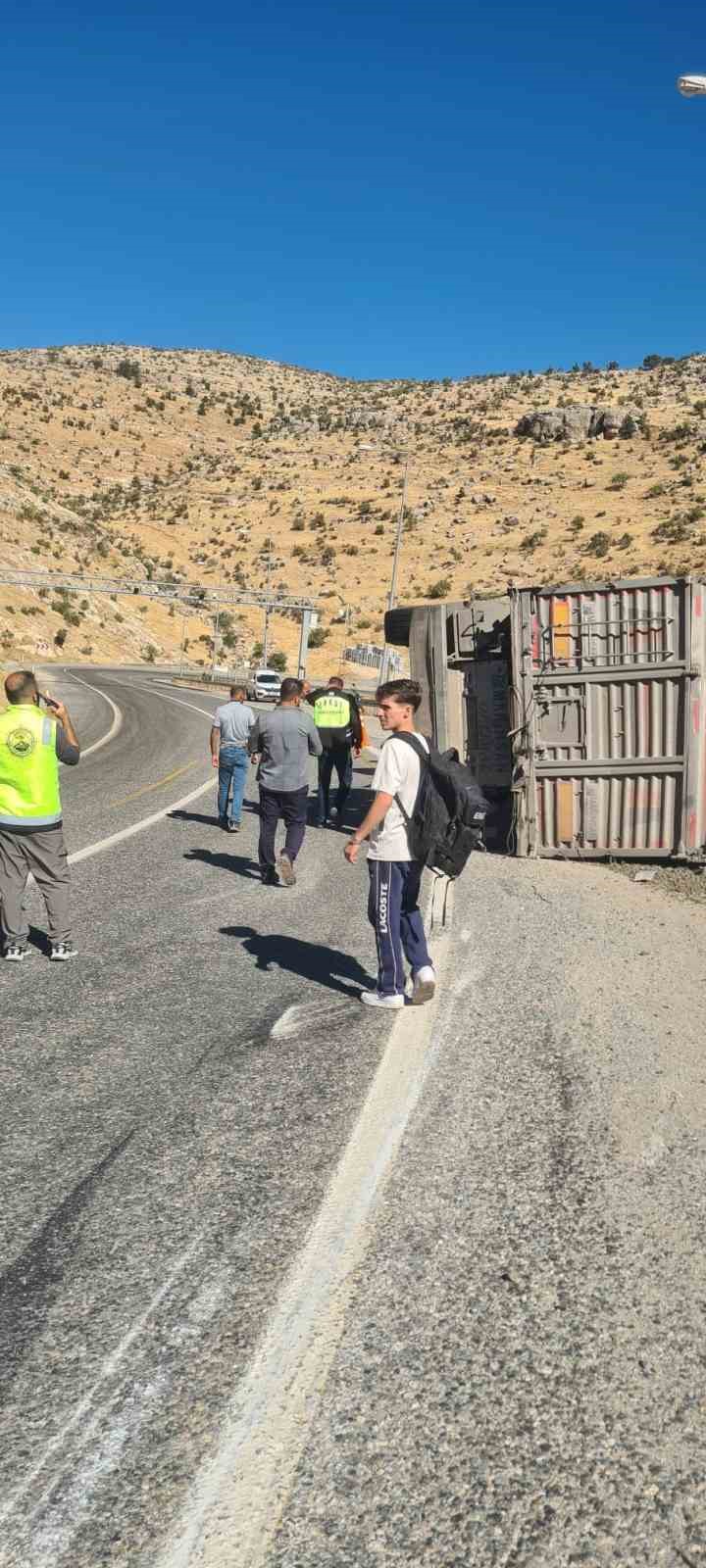 Siirt’te ponza yüklü tır devrildi: 1 ağır yaralı