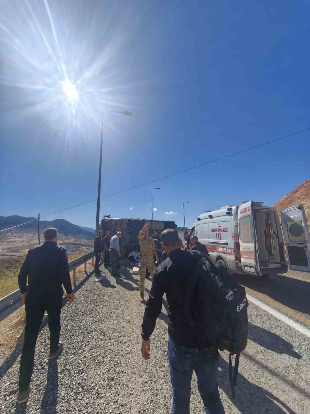 Siirt’te ponza yüklü tır devrildi: 1 ağır yaralı