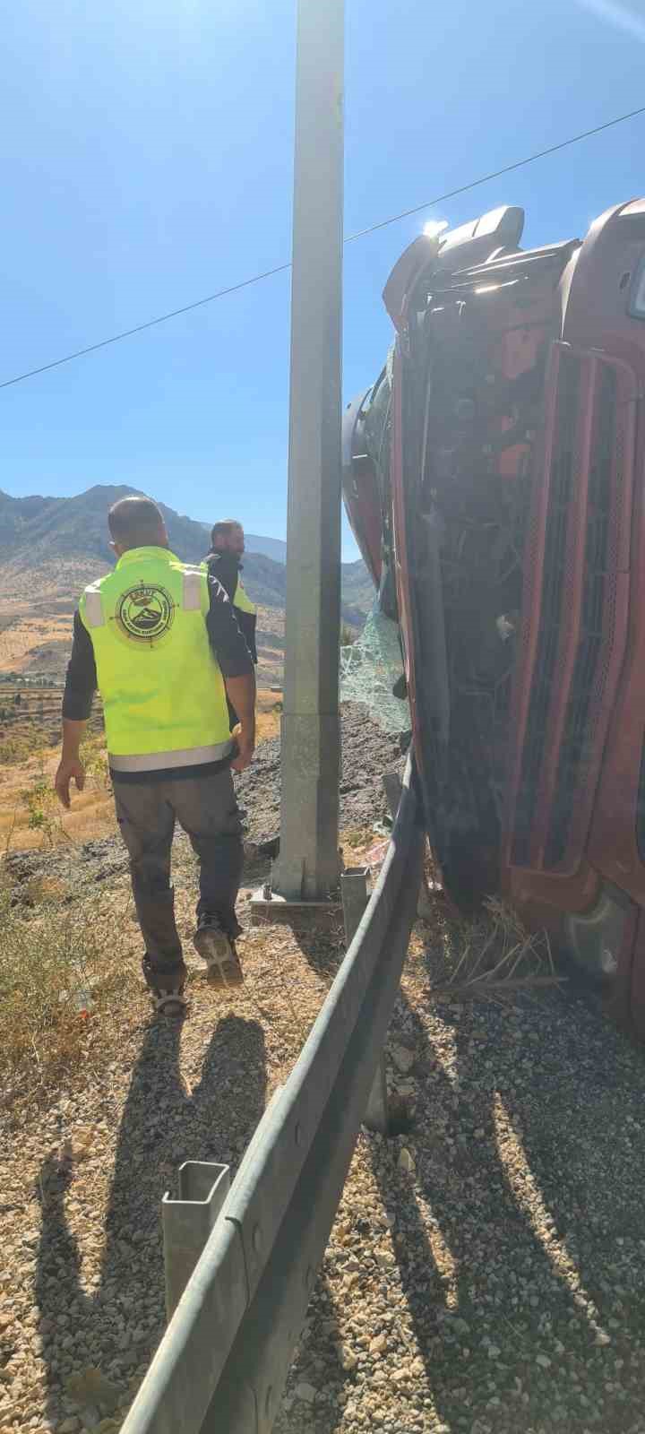 Siirt’te ponza yüklü tır devrildi: 1 ağır yaralı