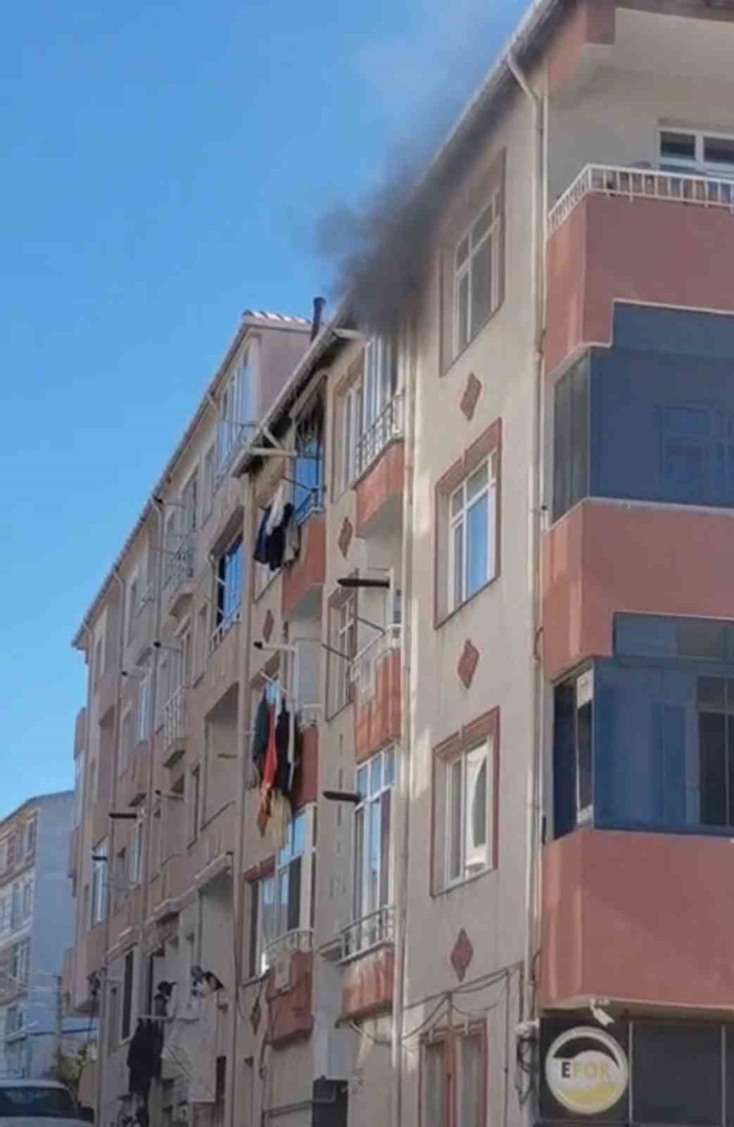 Gelibolu’da bir apartmanın 4’üncü katından çıkan yangın korkuttu