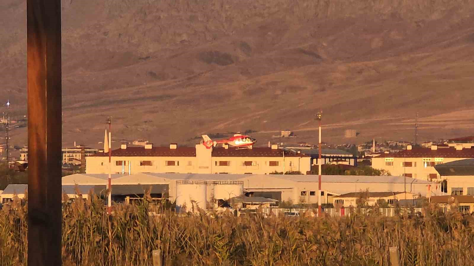 Göğüs ağrısı şikayeti olan hasta ambulans helikopterle Van’a sevk edildi