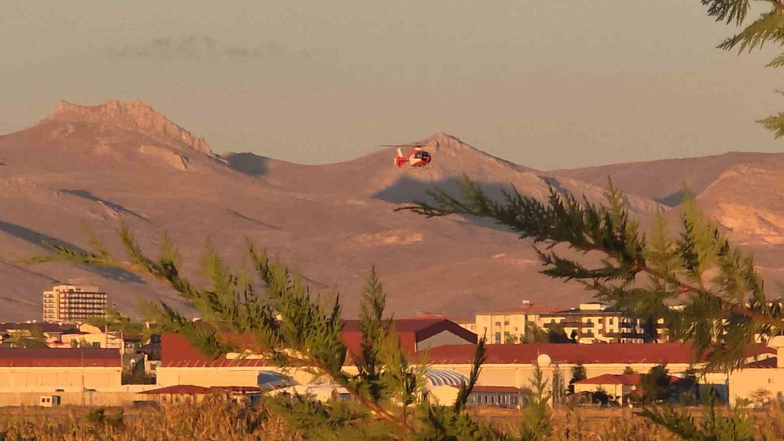 Göğüs ağrısı şikayeti olan hasta ambulans helikopterle Van’a sevk edildi