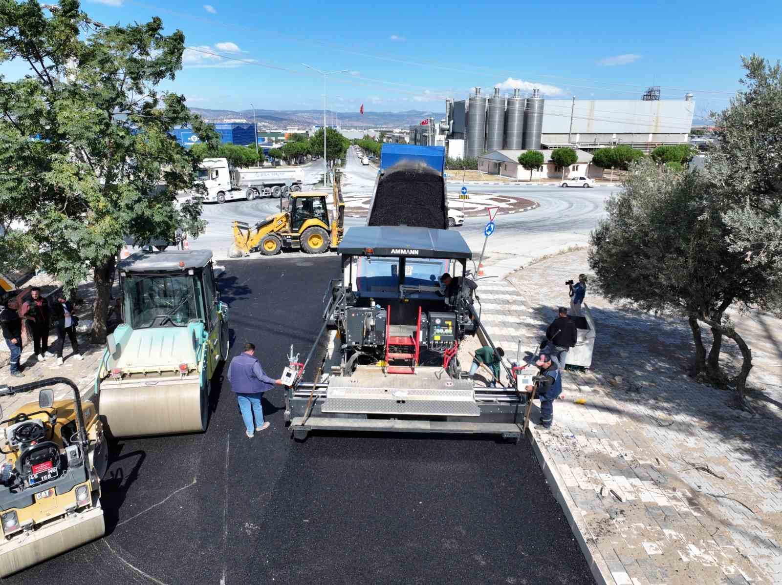Yunusemre Emlakdere’de 2 kilometrelik yol sıcak asfaltla yenilendi